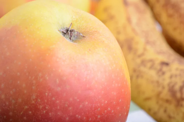 Mandarine, bananes et pommes, aliments frais close up — Photo