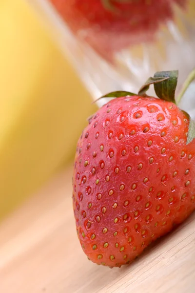 Gesunde Erdbeere mit Früchten — Stockfoto