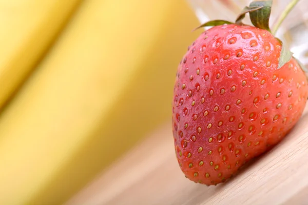 Batido de fresa saludable con frutas sobre fondo de madera — Foto de Stock