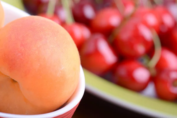 Fruits d'été, cerises, abricots — Photo