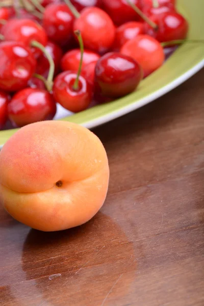 Zomer fruit, kersen, abrikozen — Stockfoto