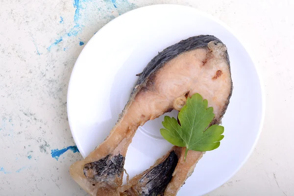 Frying pan with one roasted salmon steaks, view from above — Stock Photo, Image