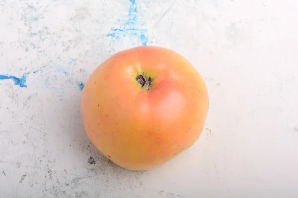 Manzana en plato blanco viejo — Foto de Stock