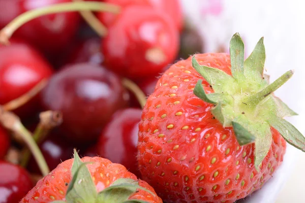 Hintergrund aus frischen reifen Erdbeeren und Kirschen — Stockfoto