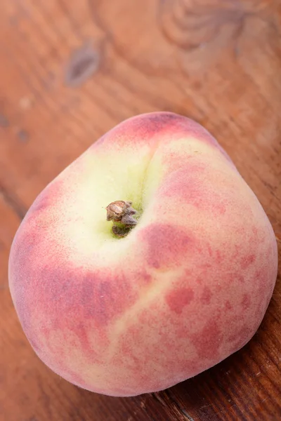 Peaches on the wooden background — Stock Photo, Image