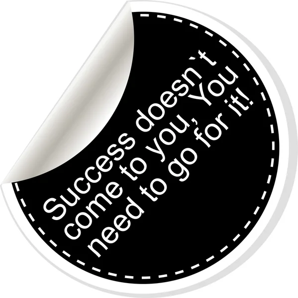 Успех не приходит к вам, вы должны пойти на это. Вдохновляющая мотивационная цитата. Простой модный дизайн. Черно-белые наклейки . — стоковое фото