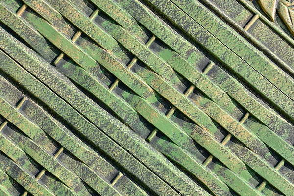 Textura de metal verde con parches de acero oxidado en su superficie, tomada al aire libre —  Fotos de Stock