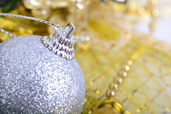 Baubles ve güzellik bokeh, yeni yıl kavramı, Noel arka plan yakın çekim — Stok fotoğraf