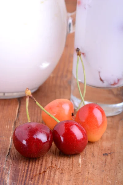 Um delicioso milkshake de cereja na placa de madeira — Fotografia de Stock