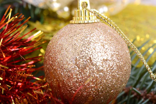 Geschmückter Weihnachtsbaum mit verschiedenen Geschenken. Weihnachts- und Neujahrsfeier. Weihnachtsszene. Weihnachtsgeschenke unterm Weihnachtsbaum — Stockfoto