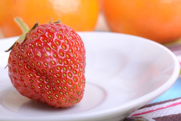 Erdbeere, Mandarine, Orange, Banane, viele verschiedene Früchte für die Gesundheit der ganzen Familie — Stockfoto