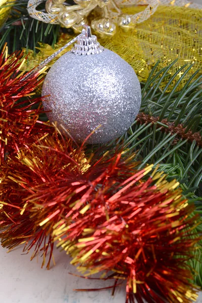 Closeup των Χριστουγέννων μπάλες και πράσινο έλατο κλαδί δέντρου, νέο έτος προσκλητήριο — Φωτογραφία Αρχείου