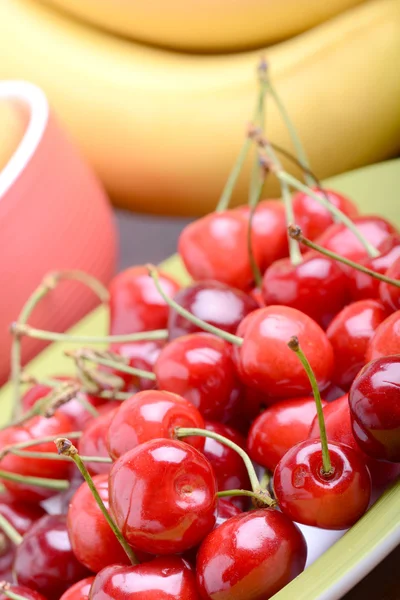 Samenstelling met vruchten cherry bananen abrikoos — Stockfoto