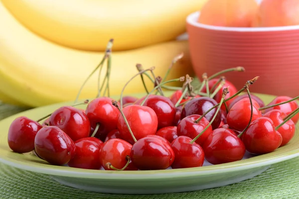 Komposition med frukter körsbär bananer aprikos — Stockfoto