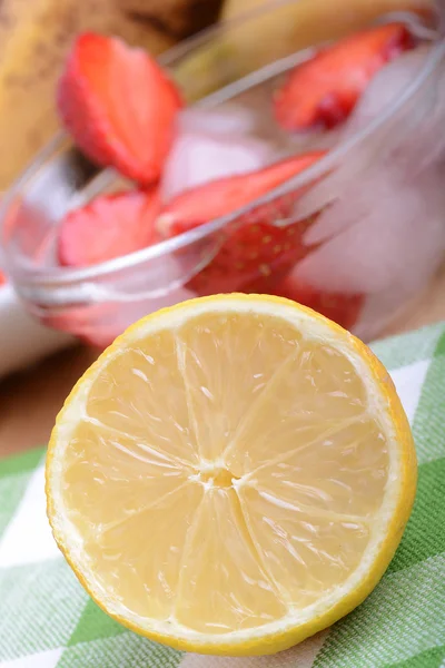 Primer plano de una taza de fresas en rodajas con limón —  Fotos de Stock