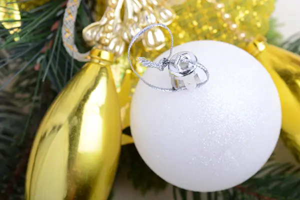 Decoração de Natal de ouro festivo, velas, bolas brancas, ramo de abeto verde, close-up — Fotografia de Stock