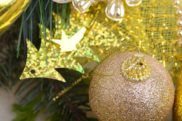 Caixas de presente de luxo sob a árvore de Natal, decorações de casa de Ano Novo, envolvimento dourado de presentes de Papai Noel, abeto festivo decorado com guirlanda, conjunto de bugigangas, celebração tradicional — Fotografia de Stock