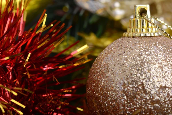 Albero di Natale decorato con vari regali. Festeggiamenti di Natale e Capodanno. Scena natalizia. Regali di Natale sotto l'albero di Natale — Foto Stock