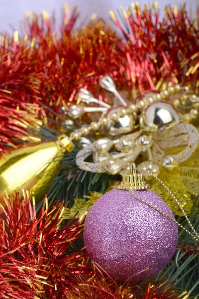 Nahaufnahme von Weihnachtskugeln und grünem Tannenzweig, Neujahrseinladungskarte — Stockfoto
