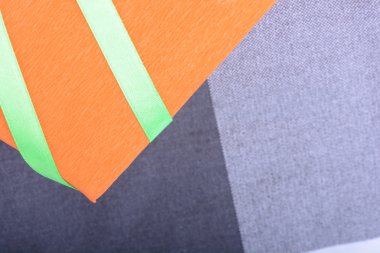 Turuncu hediye kutusu ile yeşil şerit