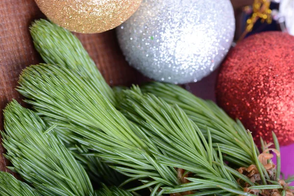 Closeup af smukke julekugler, Dekoreret juletræ, feriebaggrund, grøn træ eve gren tæt på med julebolde - Stock-foto