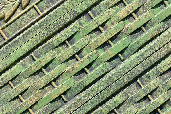 Vihreän metallin rakenne, jonka pinnalla on ruosteteräksiä, otettu ulkona — kuvapankkivalokuva