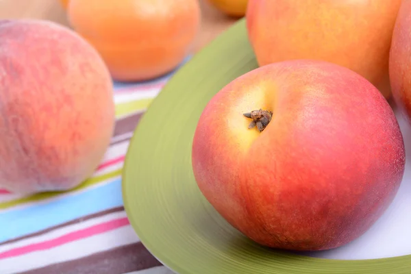 De nombreux fruits différents pour la santé de toute la famille, pêche, mandarine, pomme — Photo