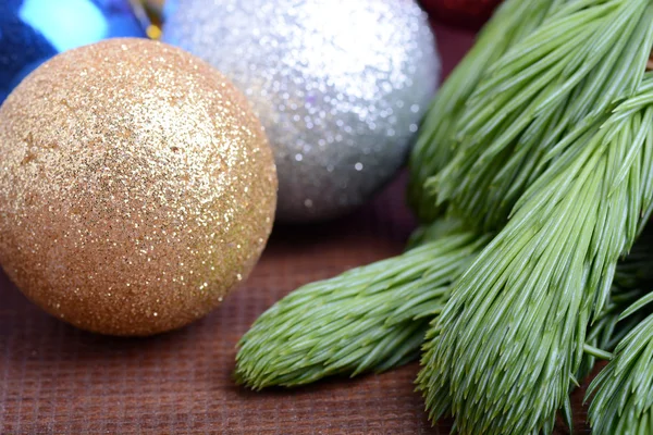 Gedecoreerde kerstboom - vakantie achtergrond, de groene EVA boomtak close-up met kerstballen — Stockfoto