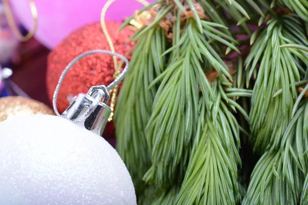 Primo piano di belle bagattelle di Natale, Albero di Natale decorato, sfondo vacanza, ramo albero verde vigilia da vicino con palle di Natale — Foto Stock