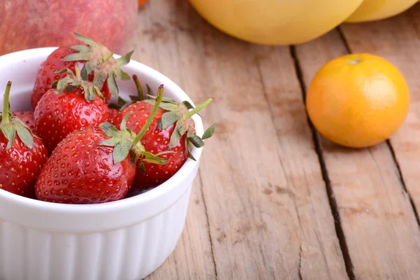 Banane mela mandarino fragola di pesca su sfondo di legno come concetto di cibo sano — Foto Stock