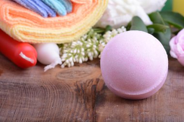 deniz tuzu, havlu, aroma yağı, çiçek ve ahşap plaka üzerinde