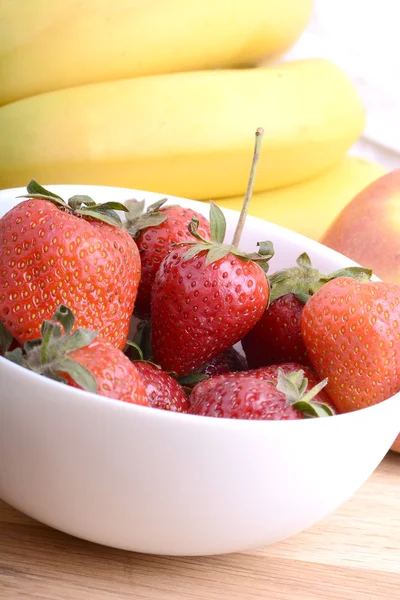 Samenstelling van banaan en aardbei close-up — Stockfoto