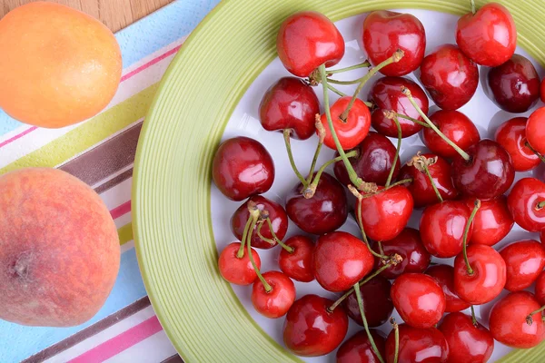 Tangerina, pêssego e cereja frutas e bagas frescas, comida saudável de verão, vista superior — Fotografia de Stock