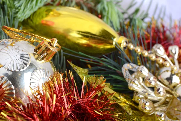 Χριστουγεννιάτικο δέντρο υποκατάστημα με διακόσμηση μπάλα, νέο έτος διακοπές κάρτα — Φωτογραφία Αρχείου
