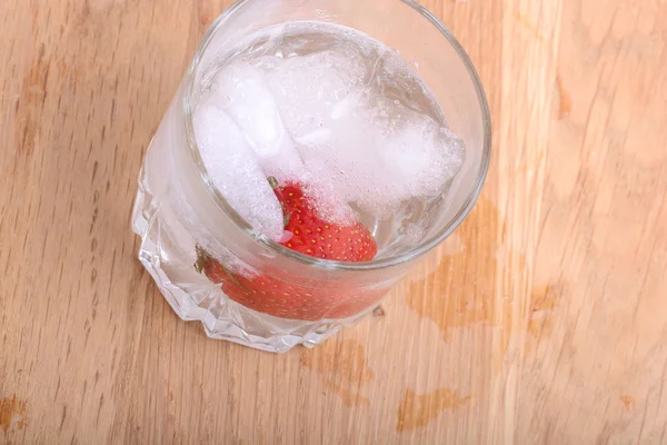 Cocktail aux fraises dans une boisson glacée — Photo