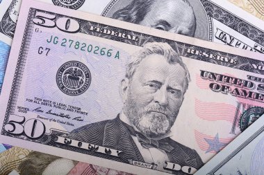 Doları notlar kaotik bir şekilde, arka planda düzenlenmiş bir sürü