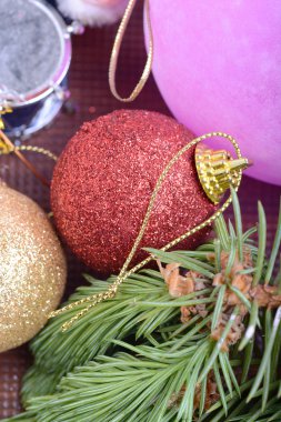 topu ile Noel ağacı dalı