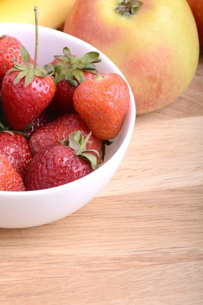 Primo piano di varietà di frutta su vecchio piatto di legno — Foto Stock