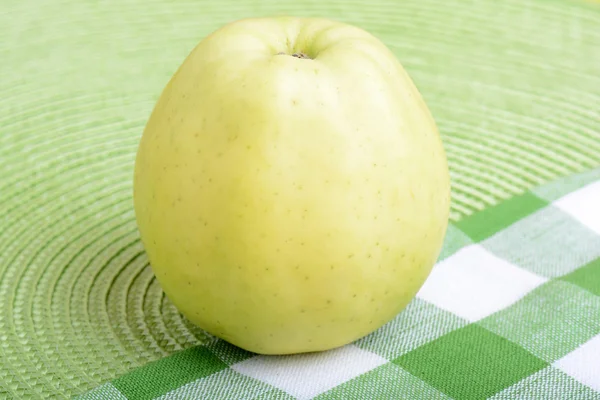 Äpple frukter på nära håll — Stockfoto