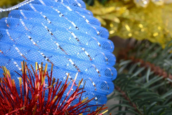 Baubles de Natal com ramo de árvore, conceito de feriado de ano novo — Fotografia de Stock