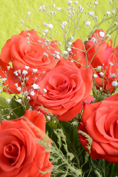 Buquê de flores rosas vermelhas escuras em vaso, flor de close-up — Fotografia de Stock