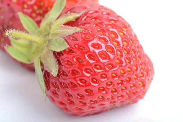 Frische Erdbeeren in Nahaufnahme isoliert auf weißem Hintergrund — Stockfoto