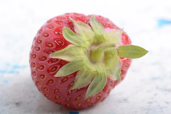 Große frische Erdbeere mit grünem Blatt, Nahaufnahme — Stockfoto