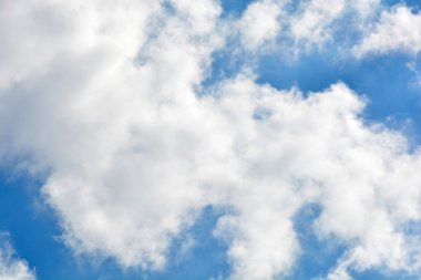 Mavi gökyüzündeki bulutlar