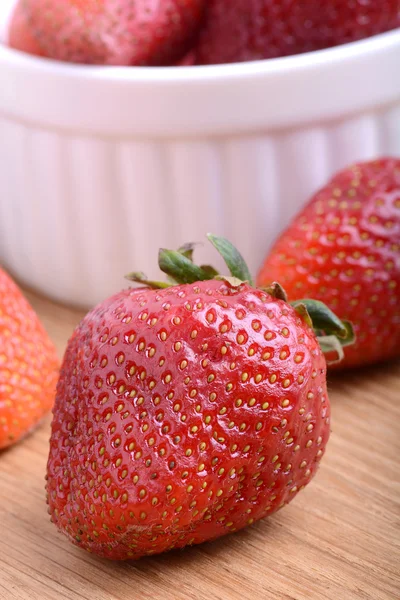 Set di fragole su piatto di legno da vicino — Foto Stock