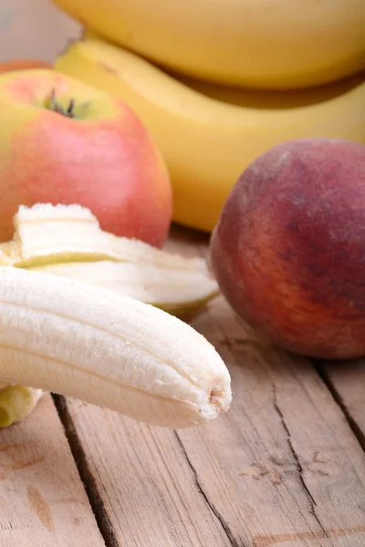 テーブル、アップル、バナナ、健康食品の概念をすぐに桃の果実 — ストック写真