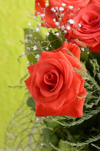 在花瓶里，一朵朵深红色玫瑰花束关闭了朵花 — 图库照片