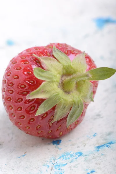 Gros plan de la fraise de Corée aux feuilles vertes — Photo