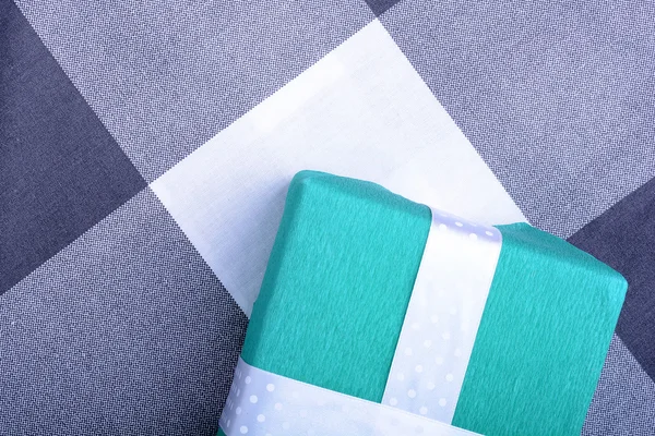 Vakantie groene geschenkdoos met wit lint — Stockfoto