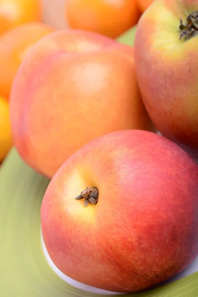 De nombreux fruits différents pour la santé de toute la famille, pêche, mandarine, pomme — Photo